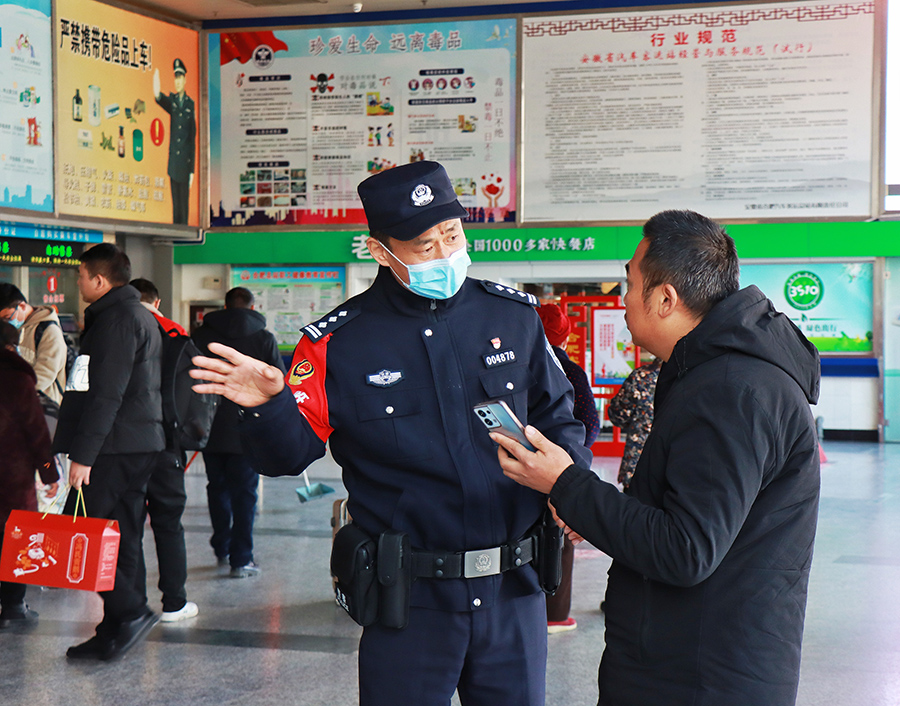 解答旅客疑问。吕敏摄