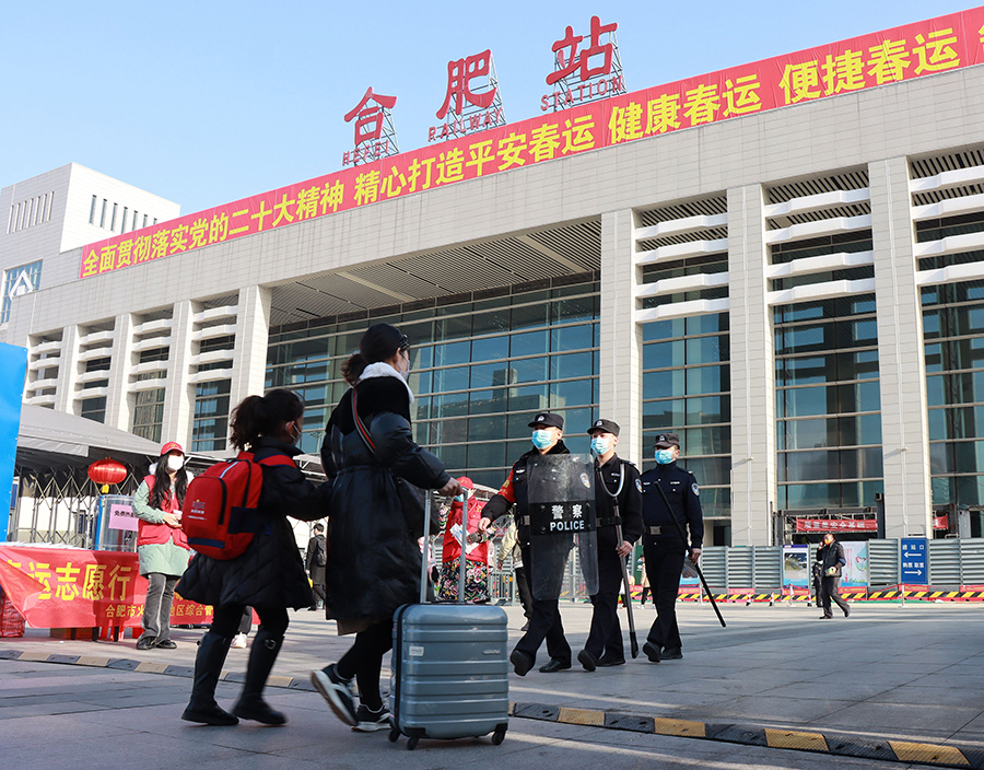 合肥火车站广场上巡逻。吕敏摄合肥火车站广场上巡逻。吕敏摄