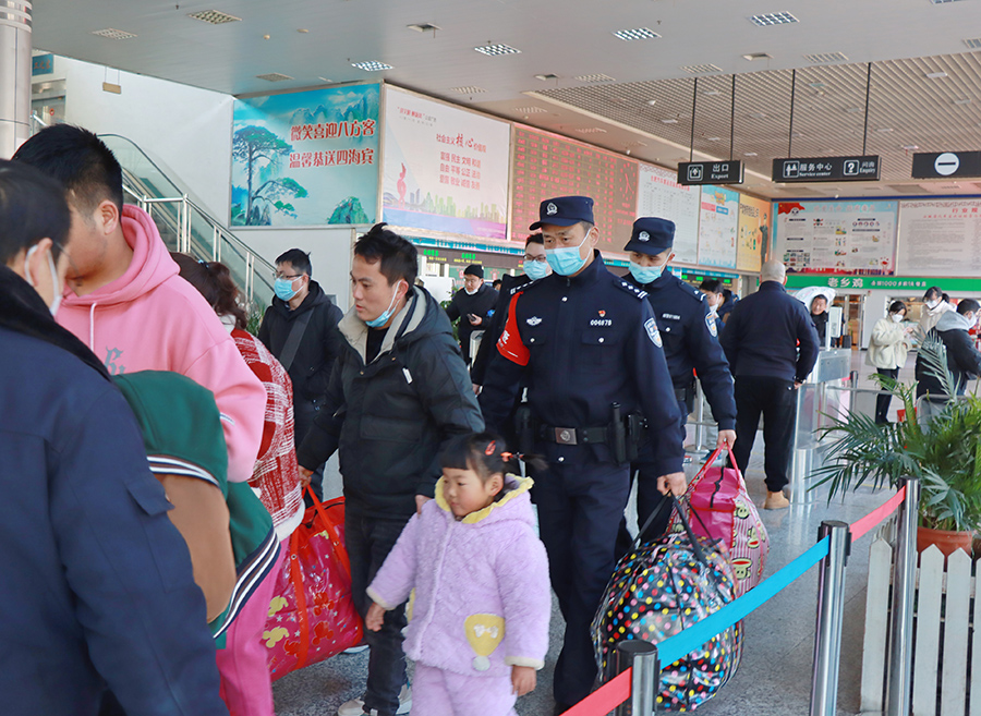 民警辅警帮旅客提拿行李。吕敏摄民警辅警帮旅客提拿行李。吕敏摄