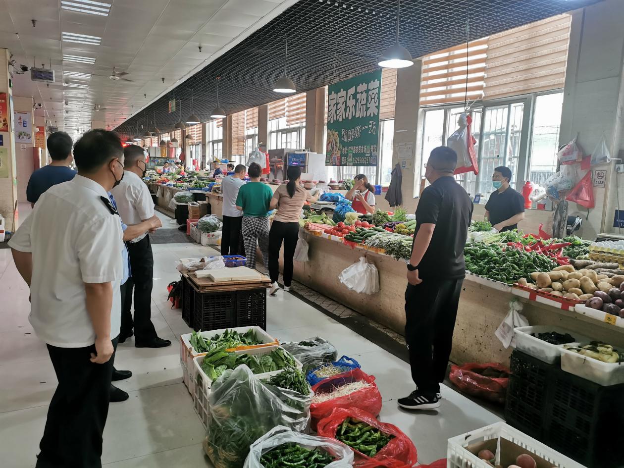 整治前，皖河路农贸超市走廊上摆满货物。怀宁县市场监管局供图