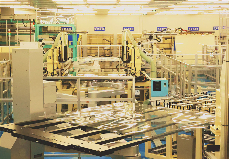 自动化设备精准地完成玻璃基板的传输、加工、检测等生产全过程。