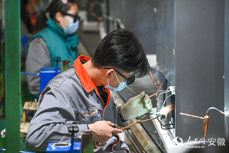 美菱冰箱生產線上，工作人員正在焊接零部件。人民網記者 苗子健攝