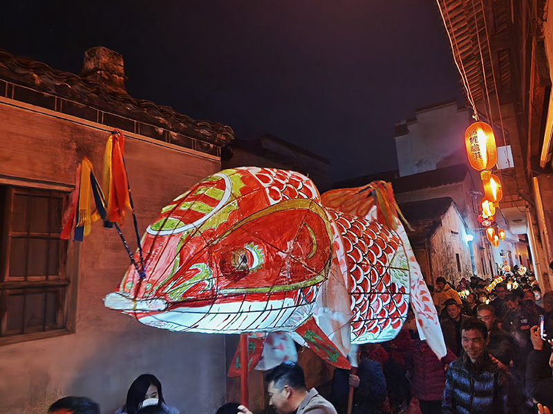 魚燈在村頭巷尾穿梭。歙縣縣委宣傳部供圖