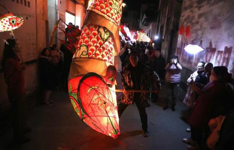 魚燈舞起來。歙縣縣委宣傳部供圖