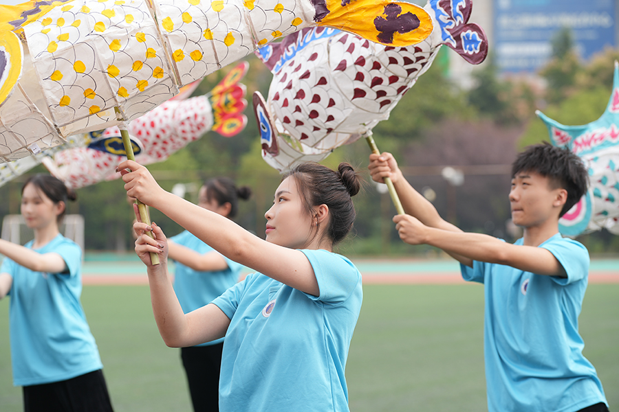 “非遗鱼灯”节目参演学生正在进行排练。陈谊摄