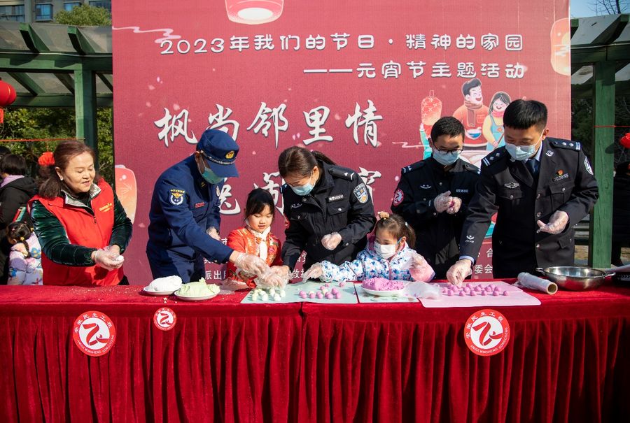 老老少少们齐聚一堂共庆元宵。靳敏敏摄