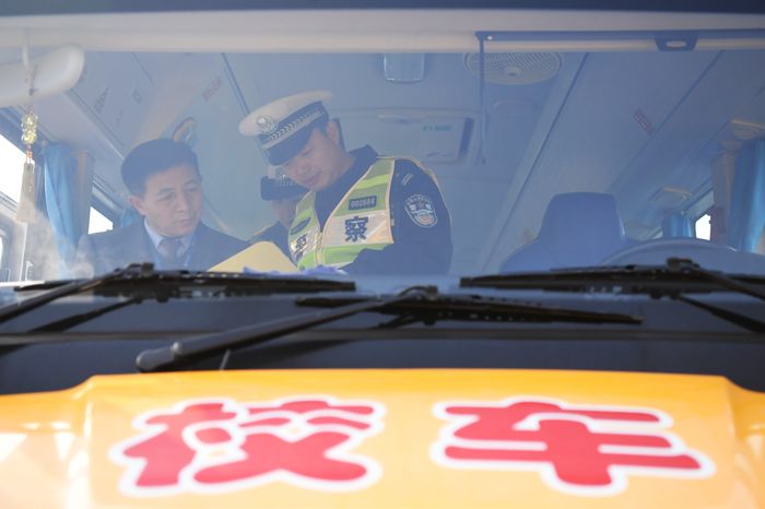 检查校车行车路线。蜀山区委宣传部供图