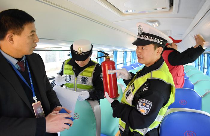 检查校车灭火器。蜀山区委宣传部供图