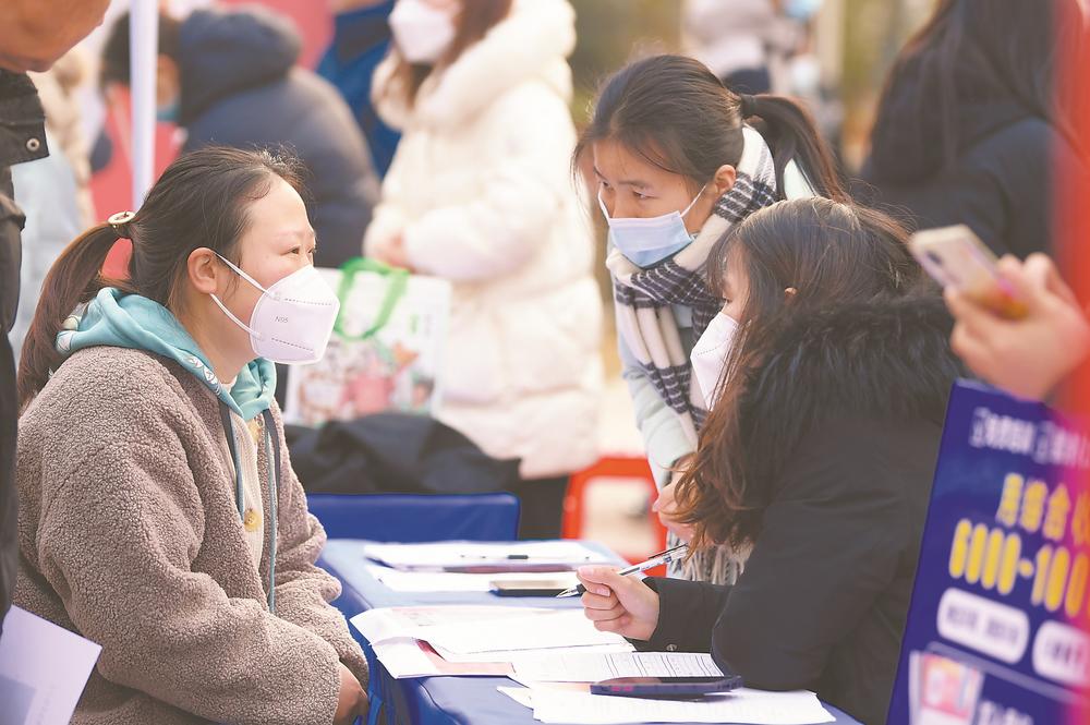 2月3日，在合肥市包河区义城街道滨湖润园内举办的“巾帼风采”女性专场招聘会上，78家优质企业提供2700余个岗位。记者 程兆 摄