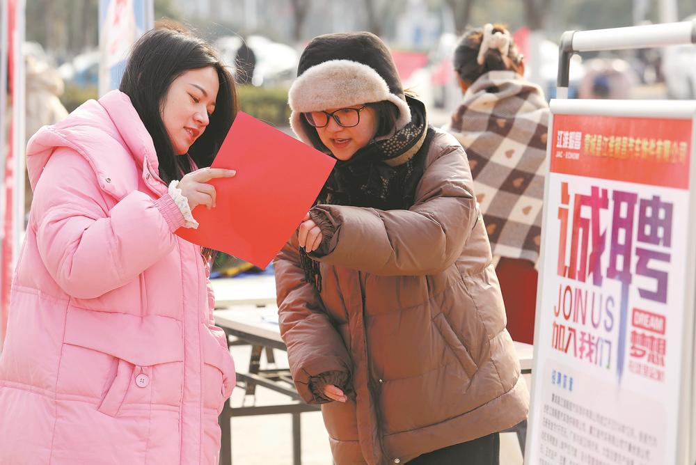 2月3日，在蒙城县就业援助专场招聘会上，100多家企业提供了机械制造、建材家居等领域上万个岗位。 通讯员 胡卫国 摄
