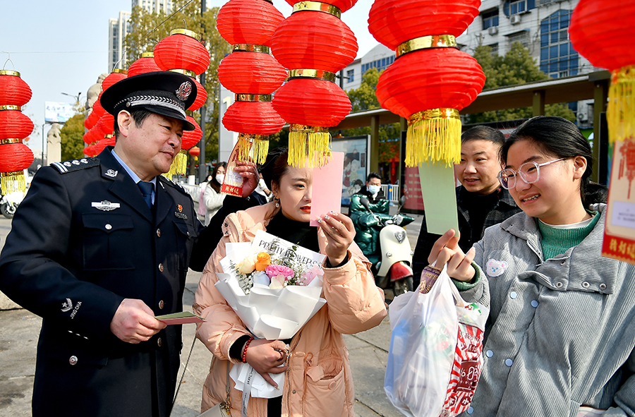 颍上县公安局民警在管仲老街引导市民猜禁毒灯谜。郑兰鹏摄