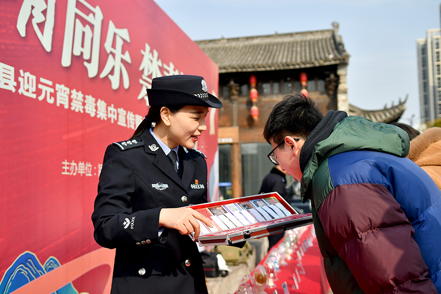 民警在管仲老街向群众展示仿真毒品模具宣传禁毒知识。郑兰鹏摄