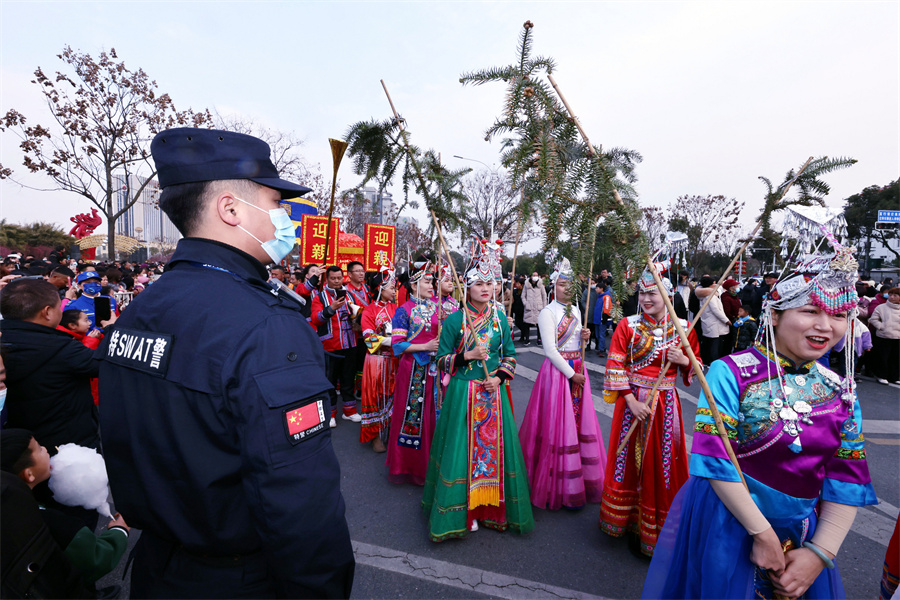 2月4日，安徽省宁国市公安局组织警力开展元宵节护航安保活动现场。高鹏摄