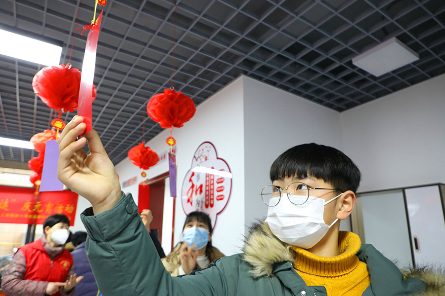 四十埠社區在“鄰”距離活動中心開展猜燈謎活動。顏安 攝