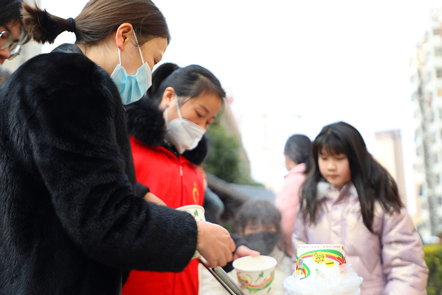紫蓬社區志願者為轄區居民送上熱騰騰的湯圓。呂丹龍 攝