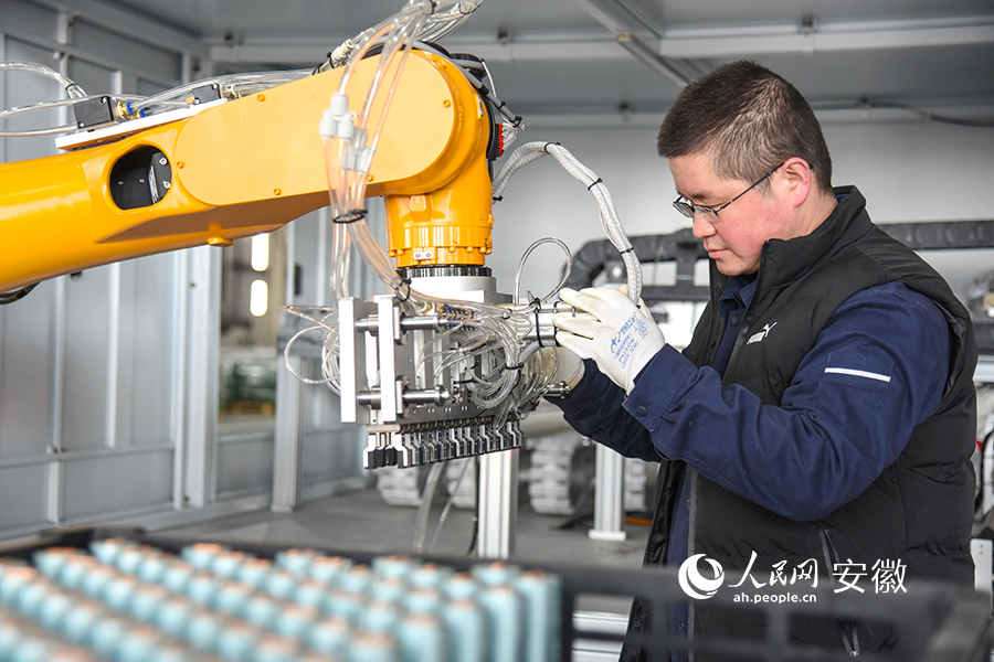 在安徽巡鹰新能源集团二期项目现场，PACK厂房内两条动力电池生产线已经进入安装调试阶段。人民网 李希蒙摄