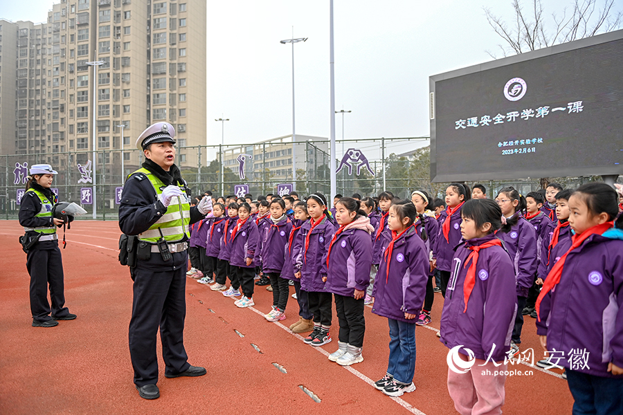 民警向同學們宣傳交通安全知識。人民網記者 苗子健攝