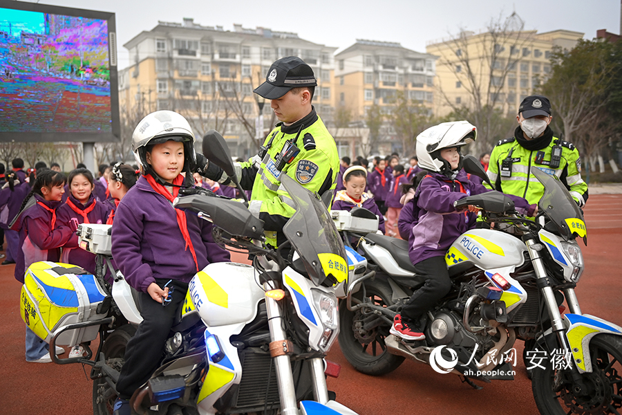 学生体验警用车辆。人民网记者 苗子健摄