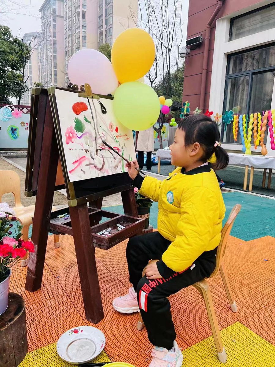 孩子们用笔和水粉绘画出自己心目中春的颜色。