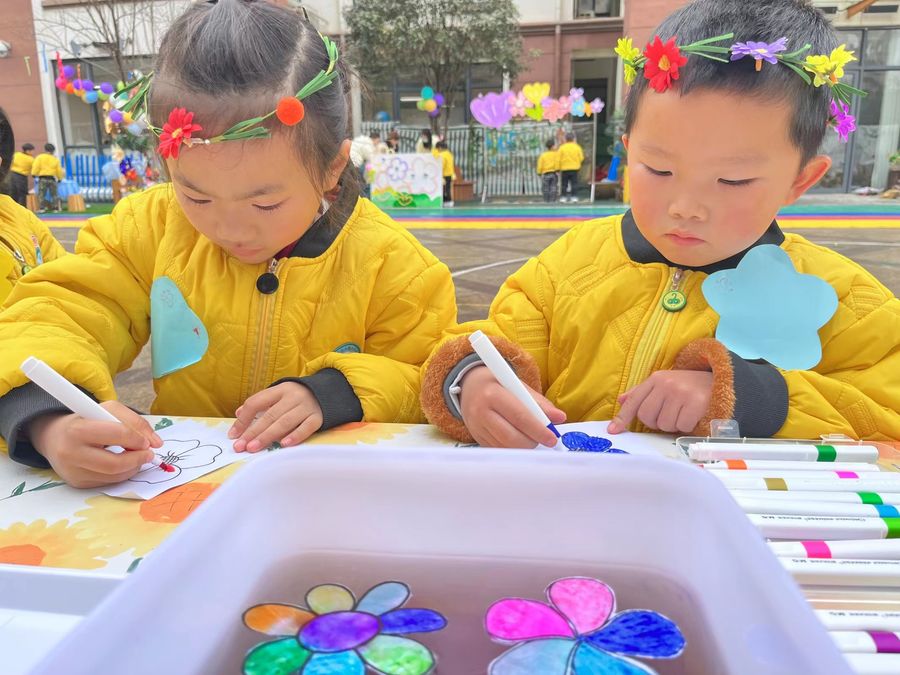 孩子们自己动手画花、剪花、折花，放在水中感知毛细现象的神奇。