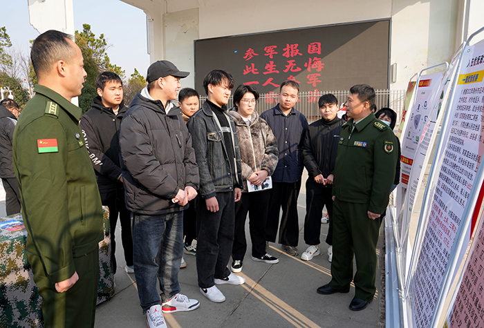 全椒县人武部征兵工作人员向适龄青年宣传讲解征兵政策。沈果摄