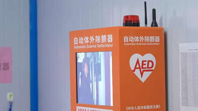 校医务室外间配置了AED自动体外除颤器。