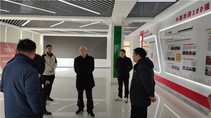 深入企业产品展厅参观。定远县委宣传部供图