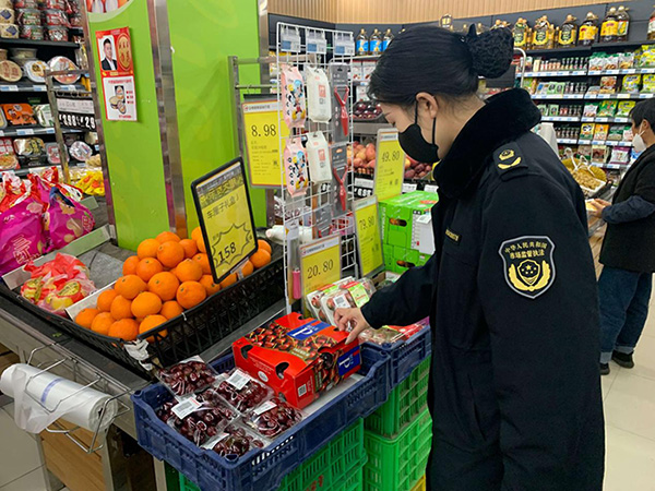 執法人員檢查商超，保障重要民生物品物價穩定。