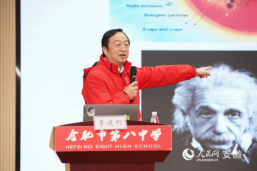 中国工程院院士李建刚为同学们科普科学知识。人民网 陈若天摄