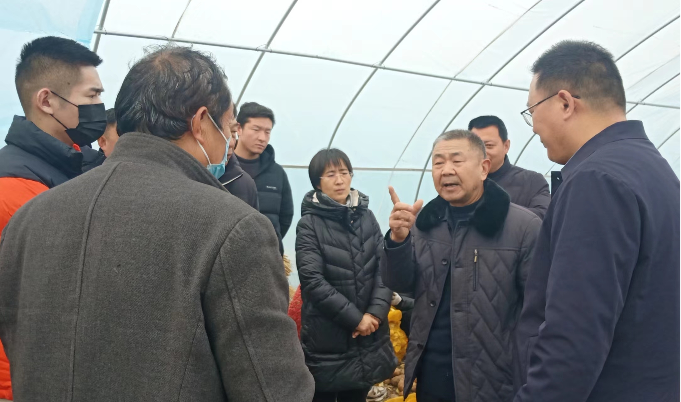 濉溪县关工委“助力乡村振兴‘五老’志愿服务队”队长张志功（右二）实地走访调研。杨杰摄