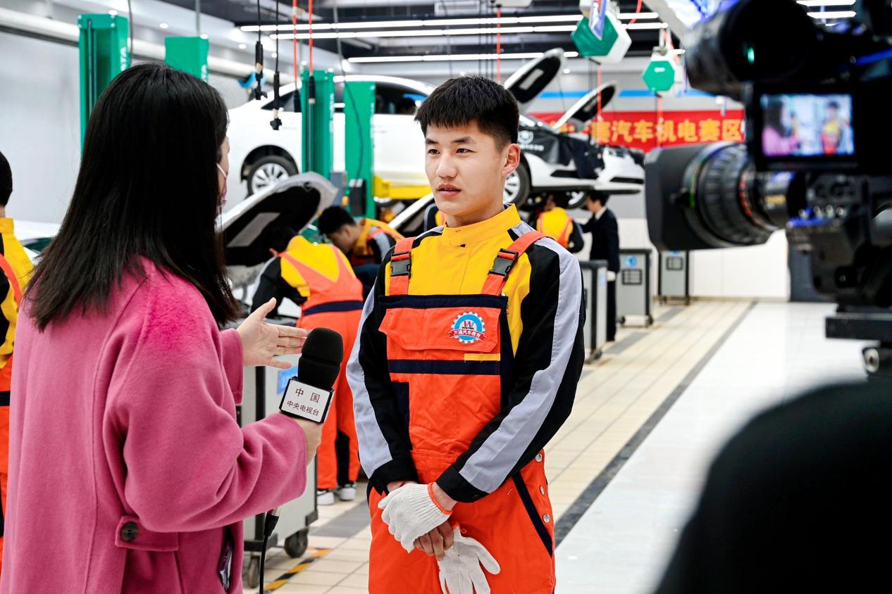 万通汽车学子正在接受央视采访