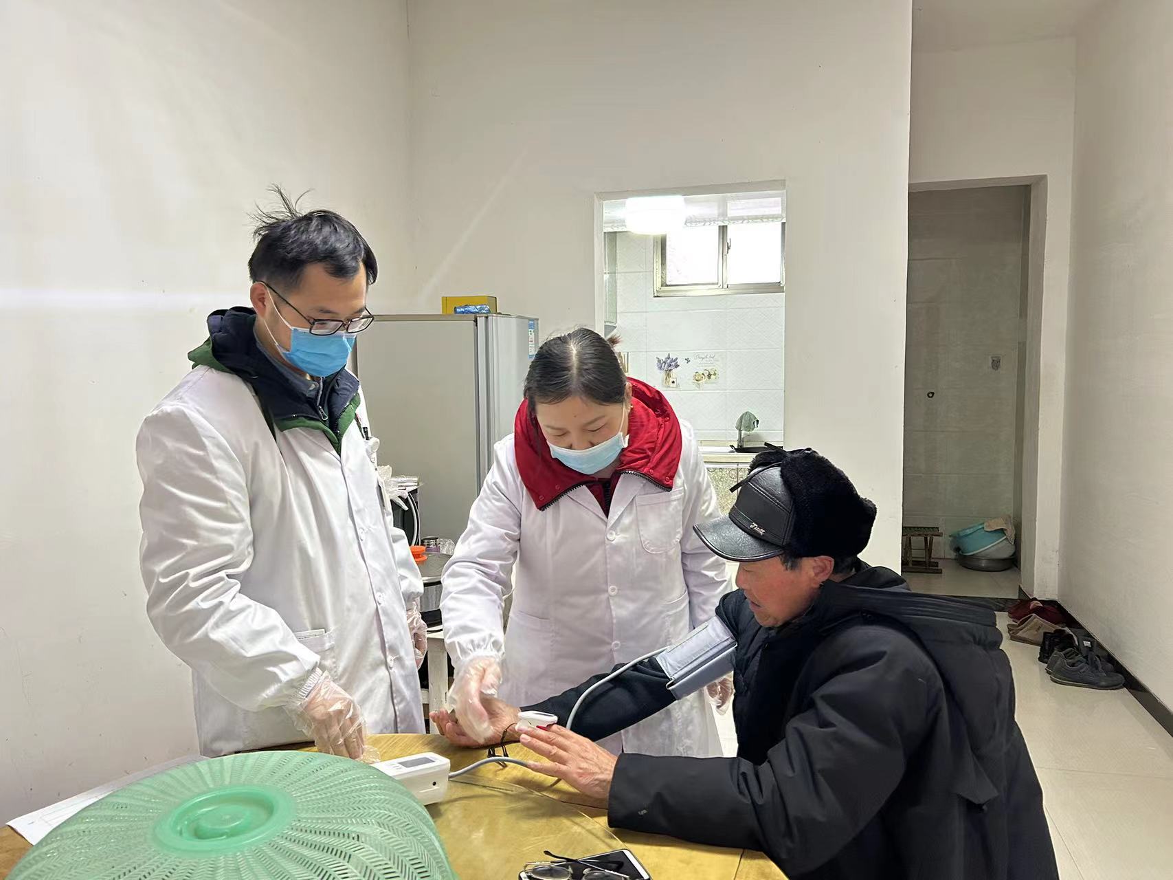 服務隊成員宣講健康知識。長豐縣委宣傳部供圖