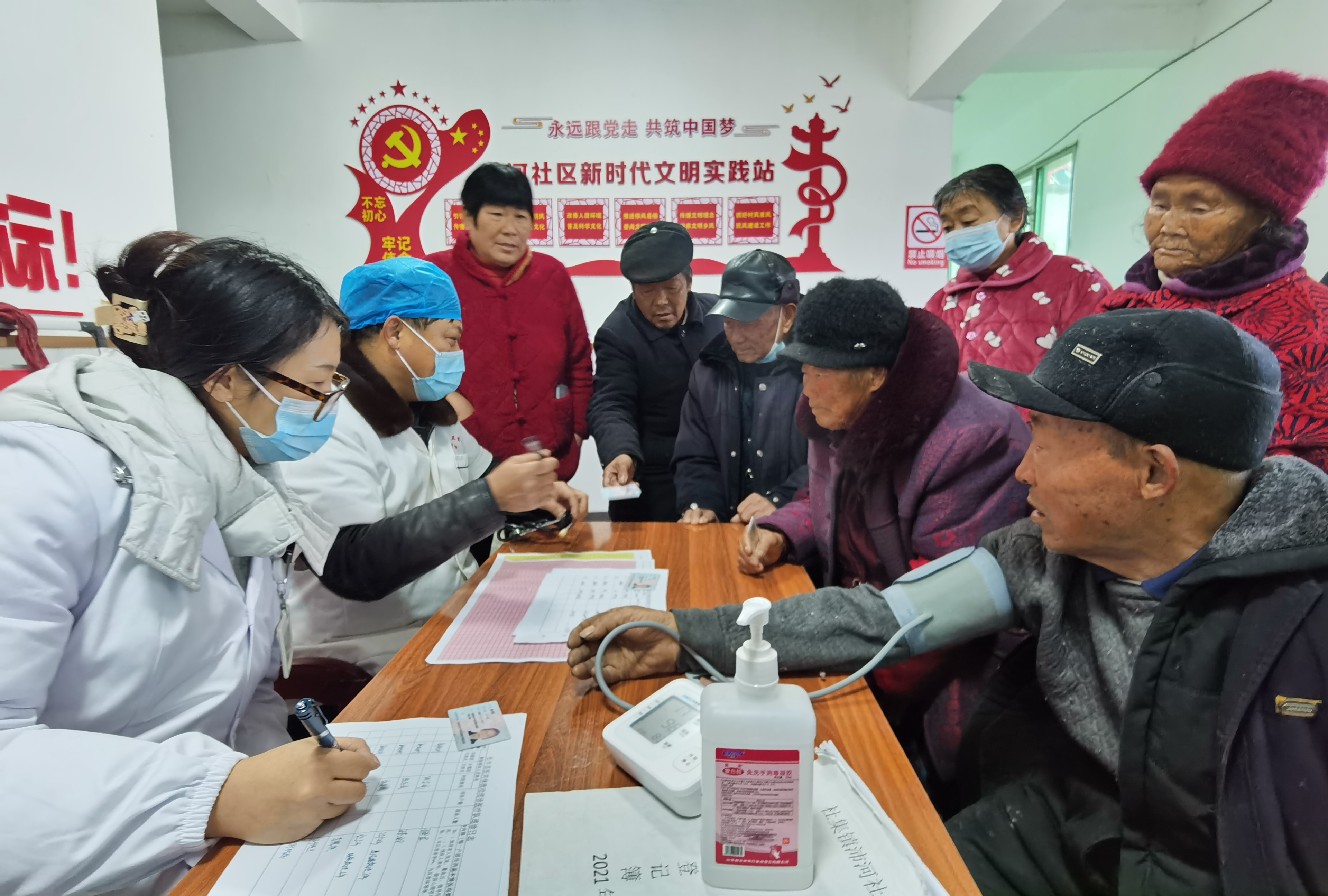 對村民進行二輪回訪。。長豐縣委宣傳部供圖