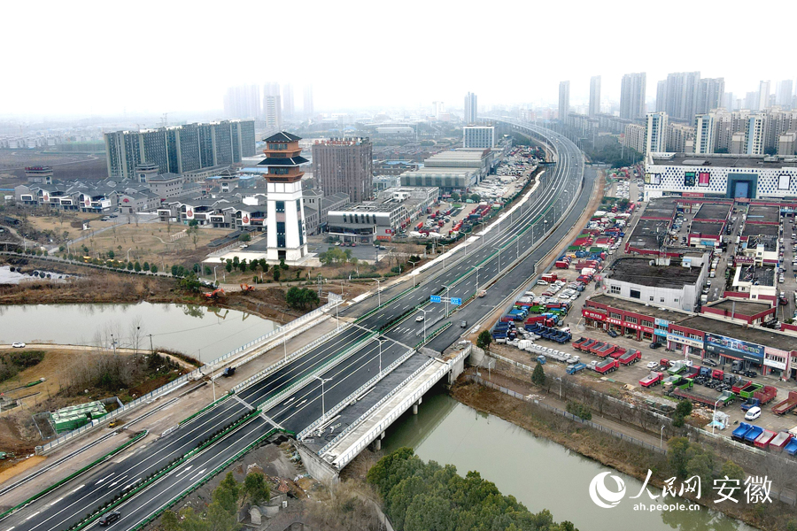 航拍通车后的G312快速路。人民网 王锐摄