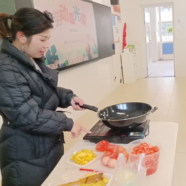 王娅老师在劳动课上教孩子们炒饭。合肥一六八学校供图