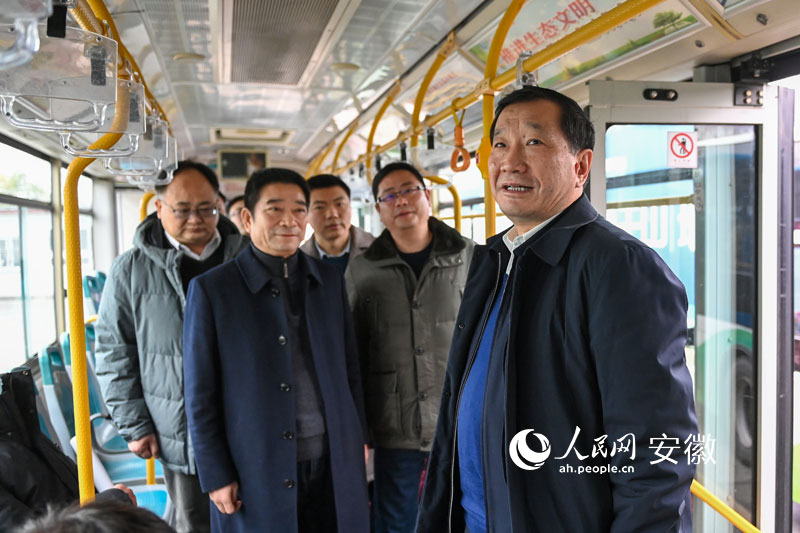 督导组现场抽查消防安全重点单位。人民网记者 苗子健摄