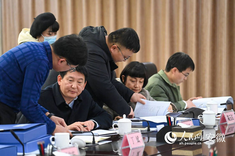 督导组在企业检查安全生产工作台账。人民网记者 苗子健摄