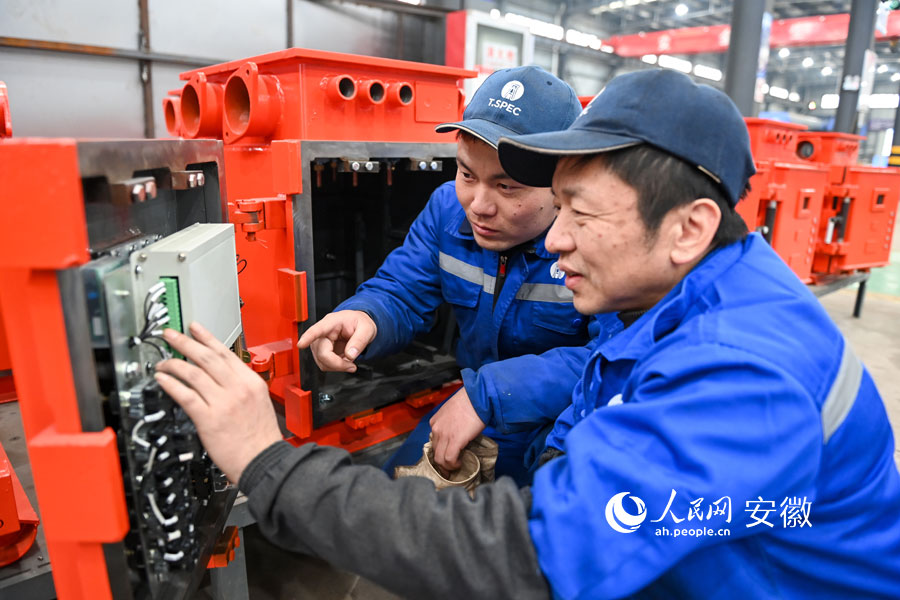 淮南特碼斯派克公司廠房內，工作人員對礦山智能換繩機器人電路進行檢查。人民網記者 苗子健攝