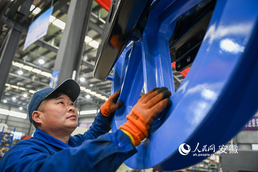 淮南特碼斯派克公司廠房內，工作人員正在安裝礦山智能換繩機器人輪盤。人民網記者 苗子健攝