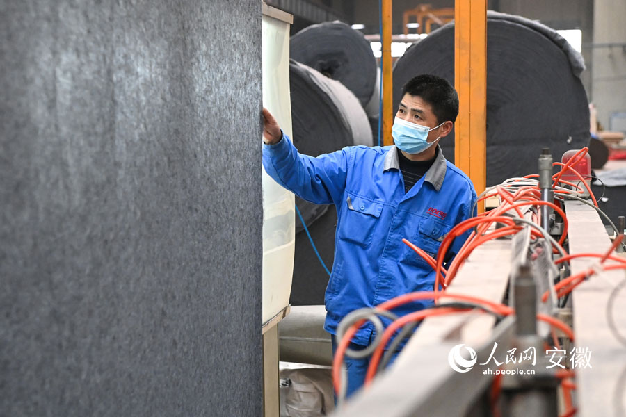 安徽南澳地毯生產車間，工作人員正在抽檢流水線產品。人民網記者 苗子健攝