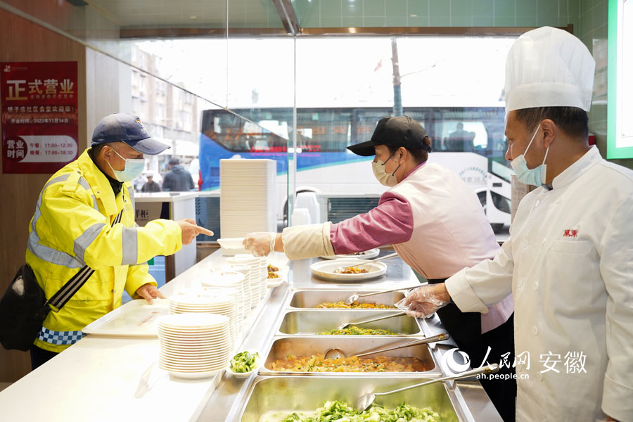 社区食堂为老人提供了多样的菜品供其选择。人民网 王锐摄