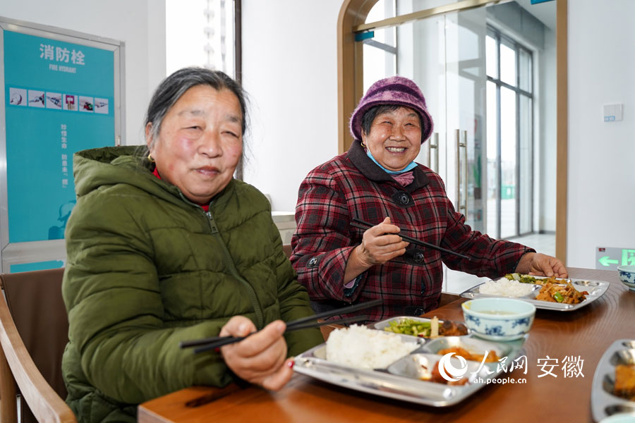 六安市凤凰桥社区食堂内的“暖心餐”让老人喜笑颜开。人民网 王锐摄