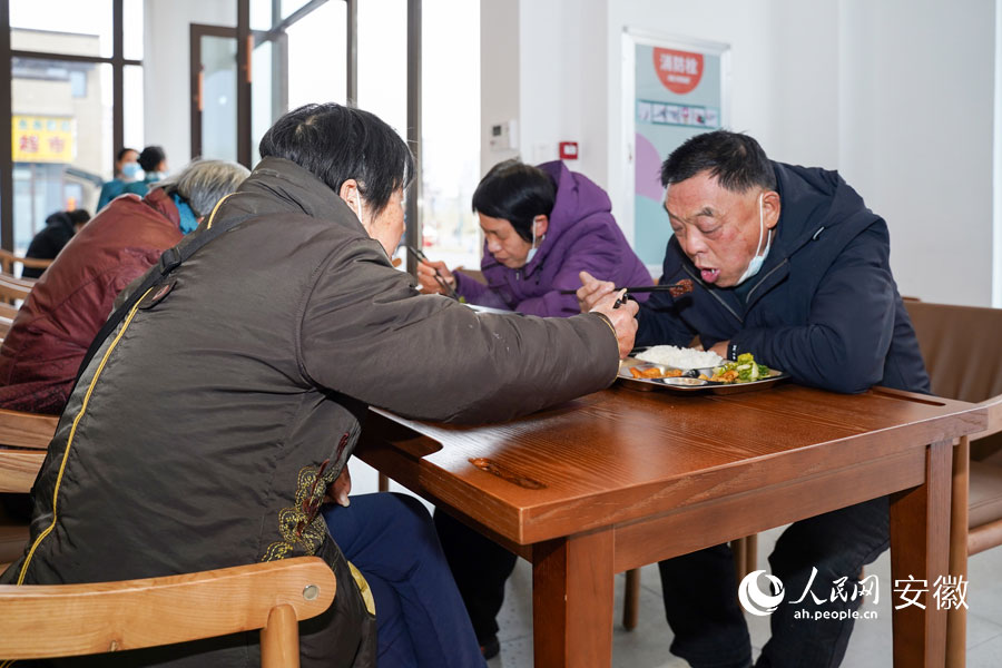 干净卫生，方便实惠的社区食堂吸引了周边社区不少老人前来用餐。人民网 王锐摄