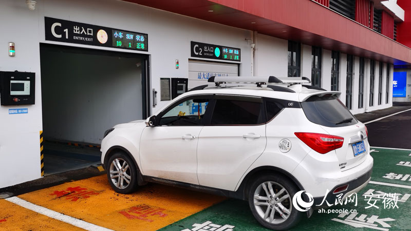 市民正在停車。人民網 胡雨鬆攝