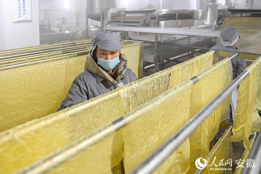 工作人员在生产豆腐衣。人民网记者 苗子健摄