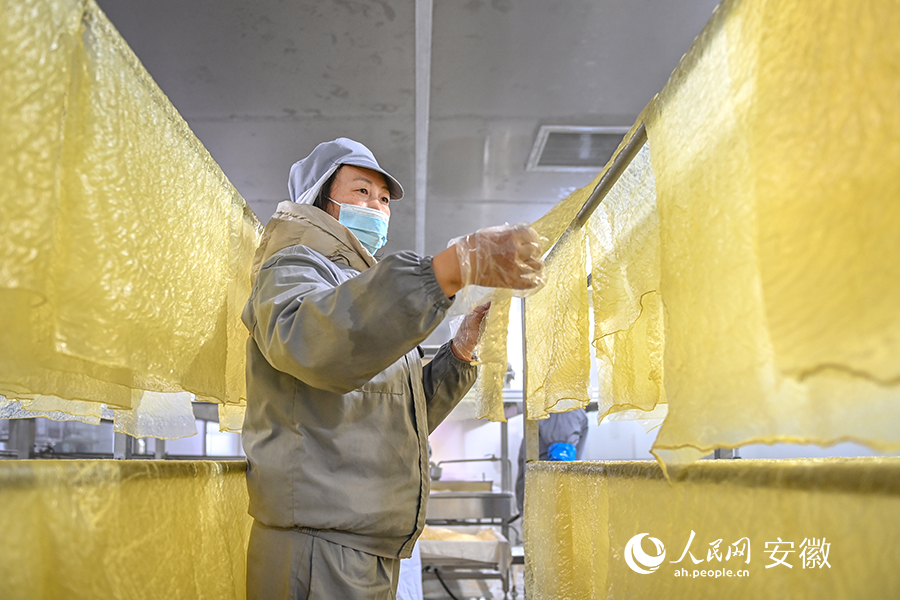 工作人员在生产豆腐衣。人民网记者 苗子健摄