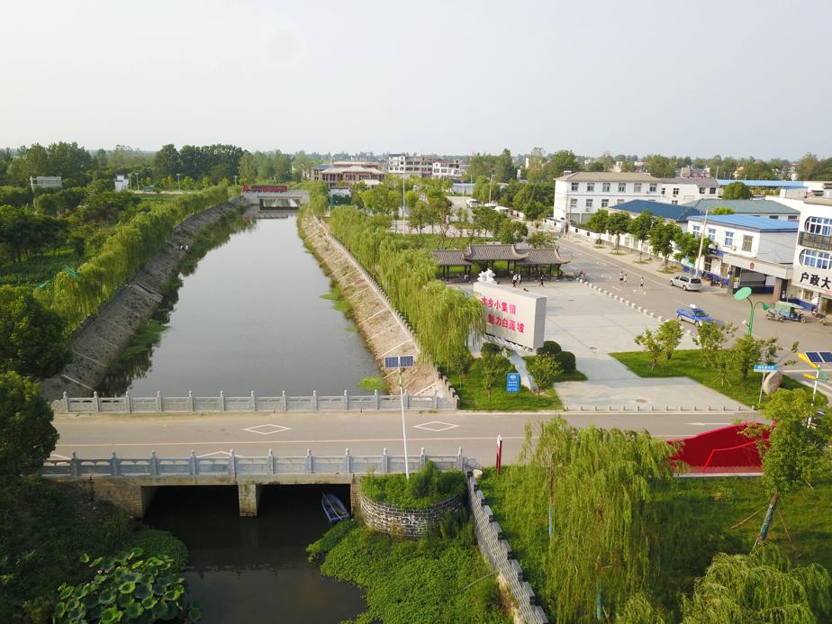 白莲坡镇街景。任领领摄