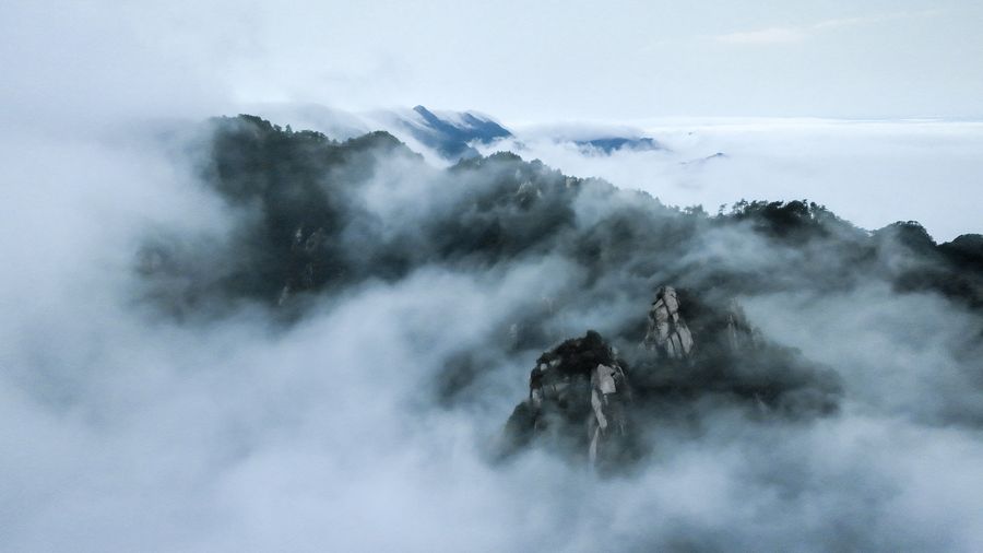 九华山：山峦叠嶂千峰里，云烟深处雾茫茫