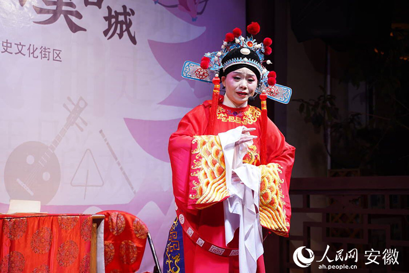 露天舞台上演员正在演出。人民网 王锐摄
