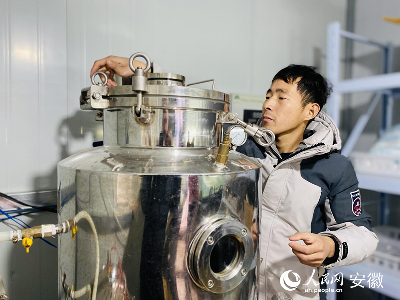 刘蒙利在操作营养液制作设备。人民网 吕欢欢摄